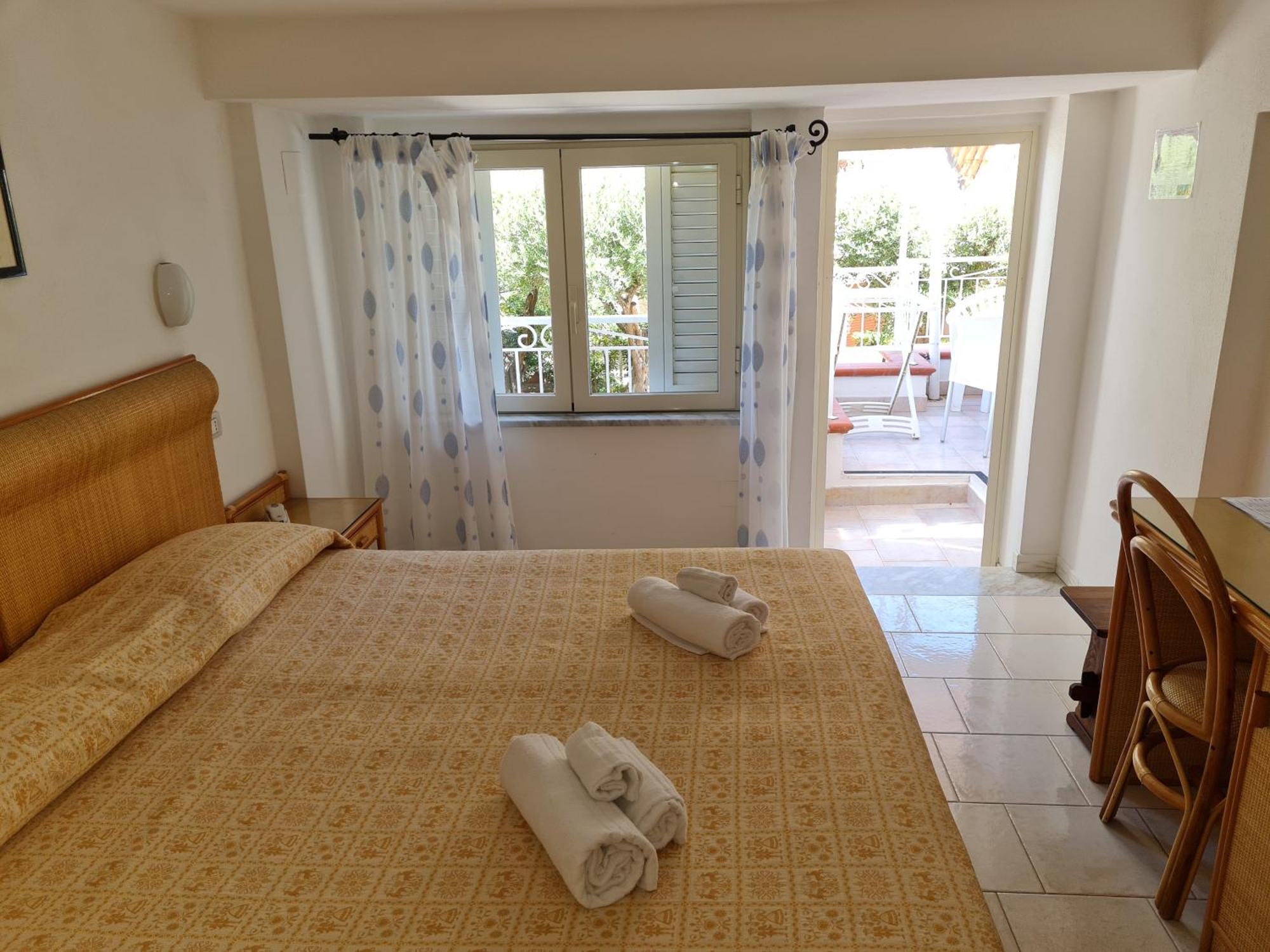 Le Roccette Mare Beach Hotel & Restaurant Тропеа Екстер'єр фото