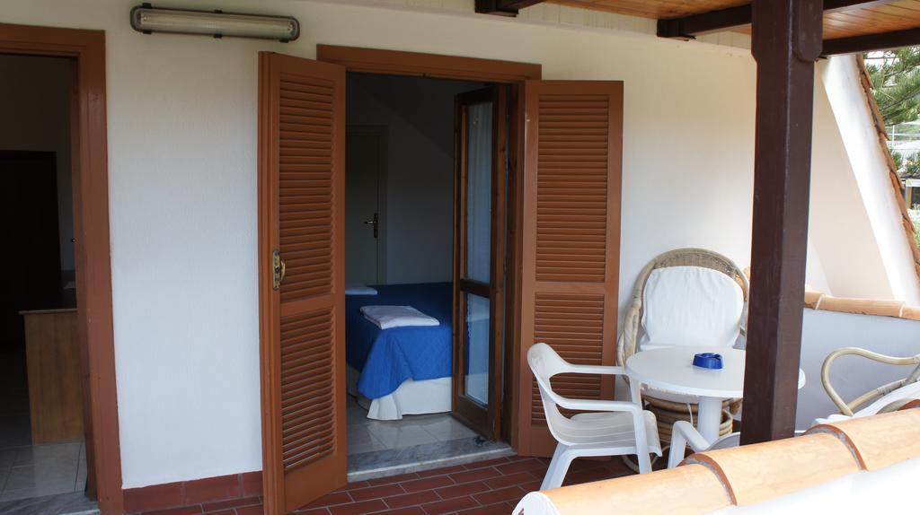Le Roccette Mare Beach Hotel & Restaurant Тропеа Номер фото